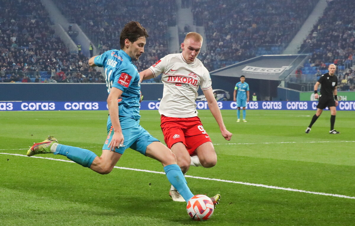    Полузащитник "Зенита" Далер Кузяев и защитник "Спартака" Даниил Денисов  Александр Демьянчук/ТАСС