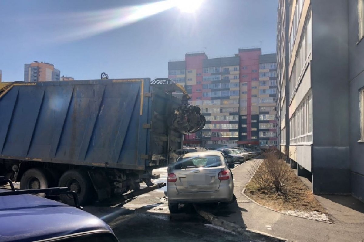    В Томске мусоровоз врезался в легковушку с женщиной и ребенком
