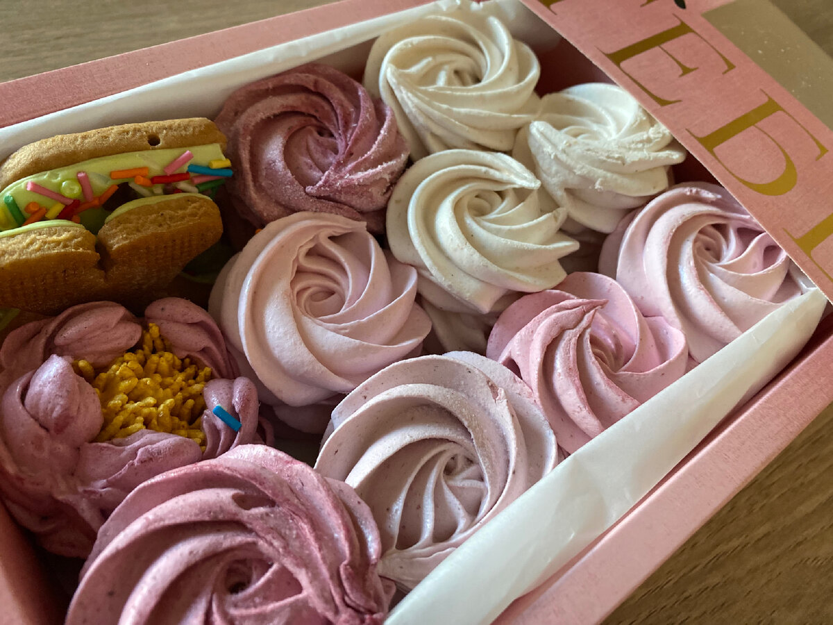 Вкуснейший зефир ручной работы принесла мне сегодня клиентка. Никогда не ела ещё такого вкусного