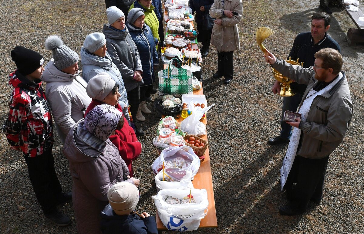 Когда начинают святить куличи в церкви. Освящение куличей на Пасху. Пасха освящение куличей в храме. Освещение памхальных куличей в церкви. Освещение куличей на Пасху.