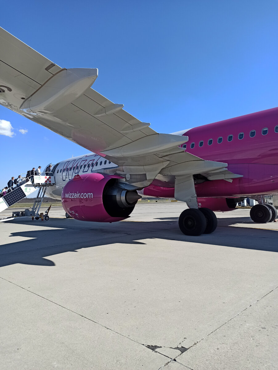 Самолёт авиакомпании Wizzair , аэропорт Милана