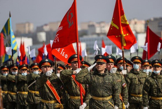    Военнослужащие во время репетиции военного парада