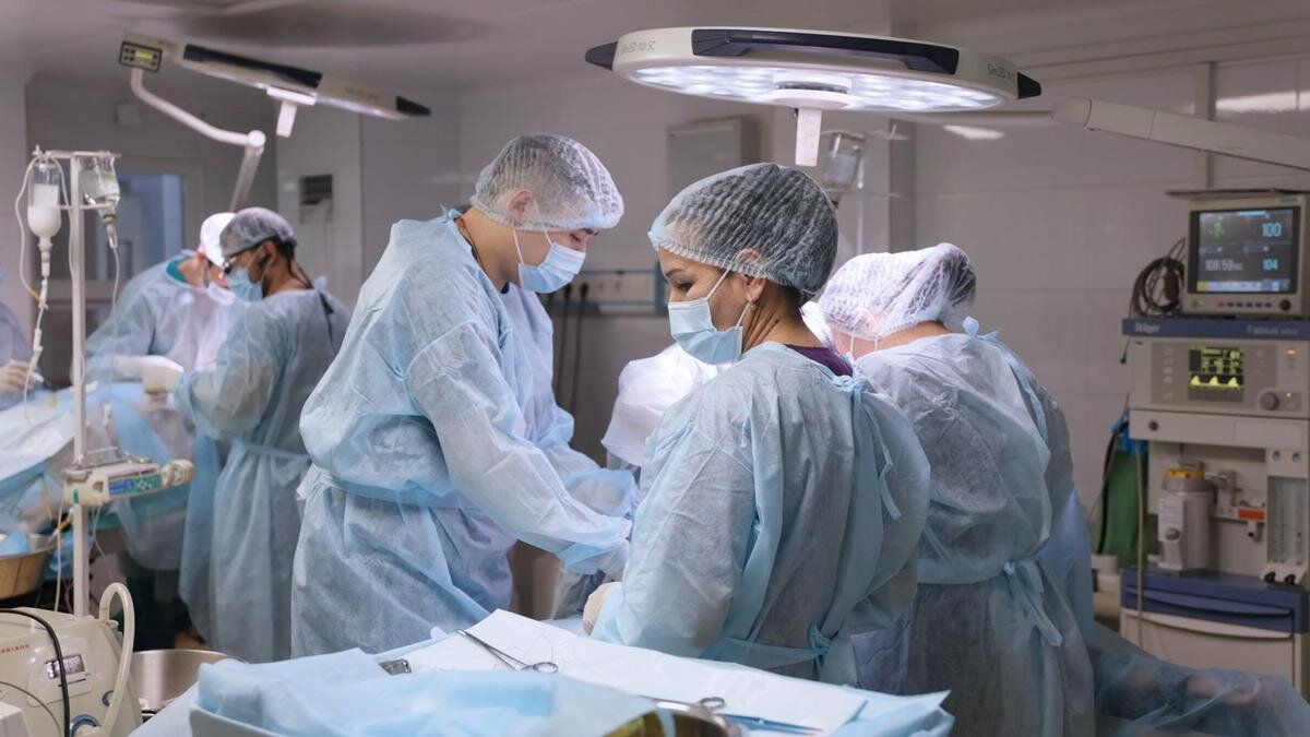    Врачи делают операцию:NUR.KZ/Петр Карандашов