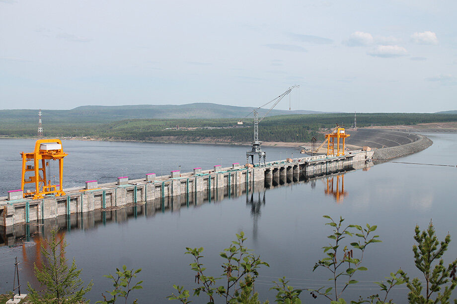 Плотина Богучанской ГЭС образует искусственное водохранилище. Фото: Сайга20К/Wikimedia/CC BY-SA 4.0
