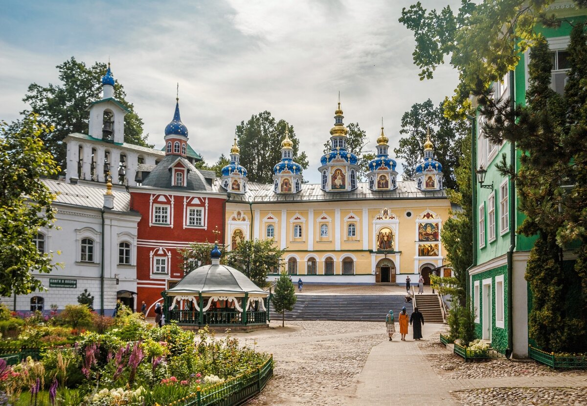 фото с официального сайта Свято-Успенского Псково-Печерского монастыря https://ppmon.ru/