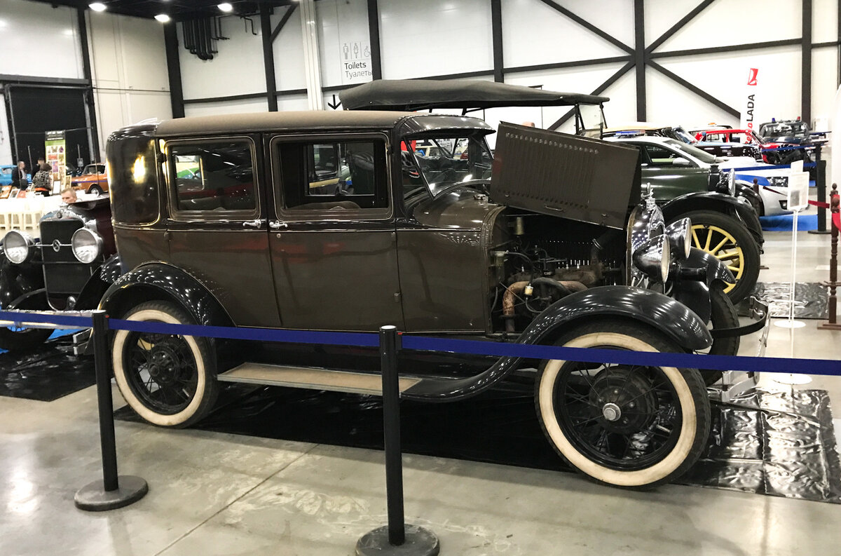    ### Ford Model A Ford Model A выпускался в 1927–1931 годах (не путать с другой Model A, первым автомобилем марки Ford). Именно лицензию на выпуск Model A приобрел СССР, когда решил построить автомобильный завод в Нижнем Новгороде. Ну а эту машину многие их вас уже видели — она часто снимается в фильмах. Например, этот экземпляр можно увидеть в картинах «Удхам Сингх», «В поисках утраченного», «Одиннадцать молчаливых мужчин», «Лёгкий жанр», «Власик», «Тальянка», «Бендер», «Цыплёнок жареный», «Подкидыш», «Вертинский», «Мата Хари». Если вас интересуют технические характеристики Ford Model A, пожалуйста: масса 950 кг, объем двигателя — 3,3 литра, максимальная скорость — 95 км/ч, а время разгона 0–80 км/ч — 38 секунд.   
Денис Смольянов