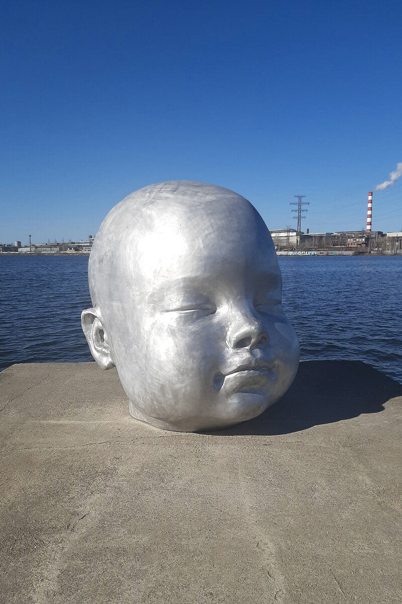 Металлический, холодный, звонкий, тяжелый