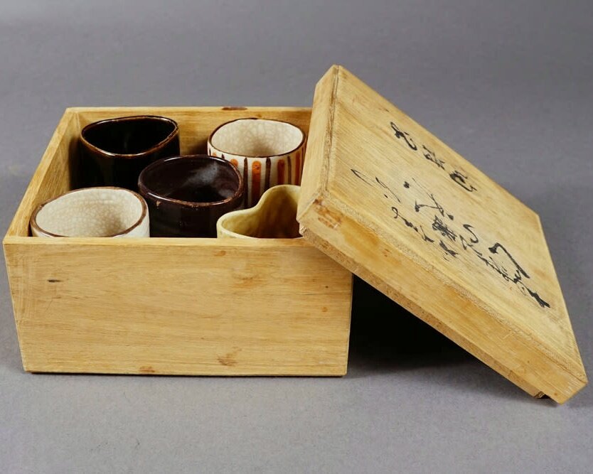 Набор для саке. Япония. 1960-е гг. высота 6 см. https://ru.bidspirit.com