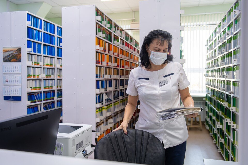    Попасть на прием к доктору по-прежнему можно, обратившись, например, в регистратуру поликлиники. Михаил ФРОЛОВ