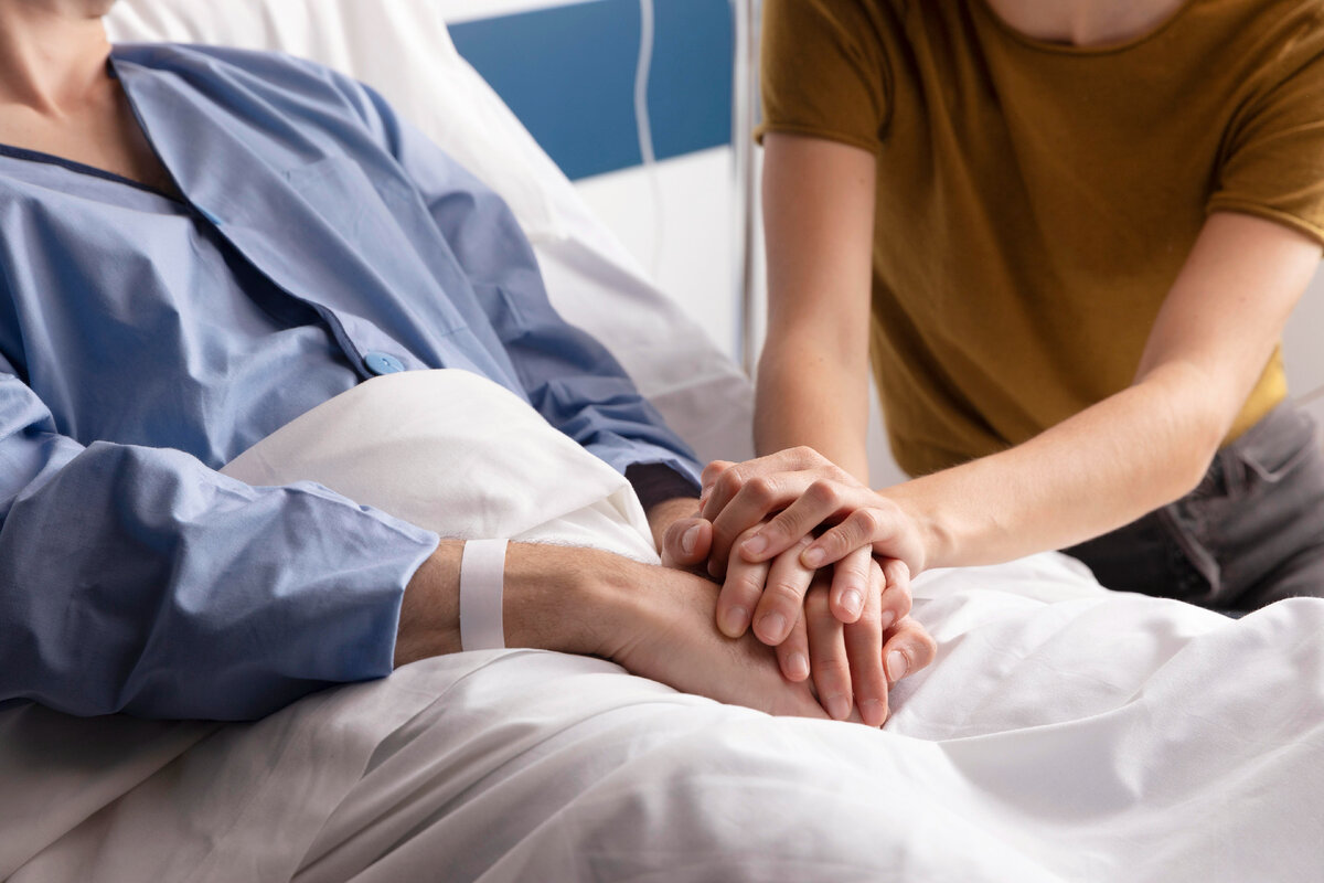 Изображение от <a href="https://ru.freepik.com/free-photo/wife-visiting-her-ill-husband_14603206.htm#query=%D0%B1%D0%BE%D0%BB%D1%8C%D0%BD%D0%B8%D1%87%D0%BD%D0%B0%D1%8F%20%D0%BF%D0%B0%D0%BB%D0%B0%D1%82%D0%B0&position=27&from_view=search&track=ais">Freepik</a>