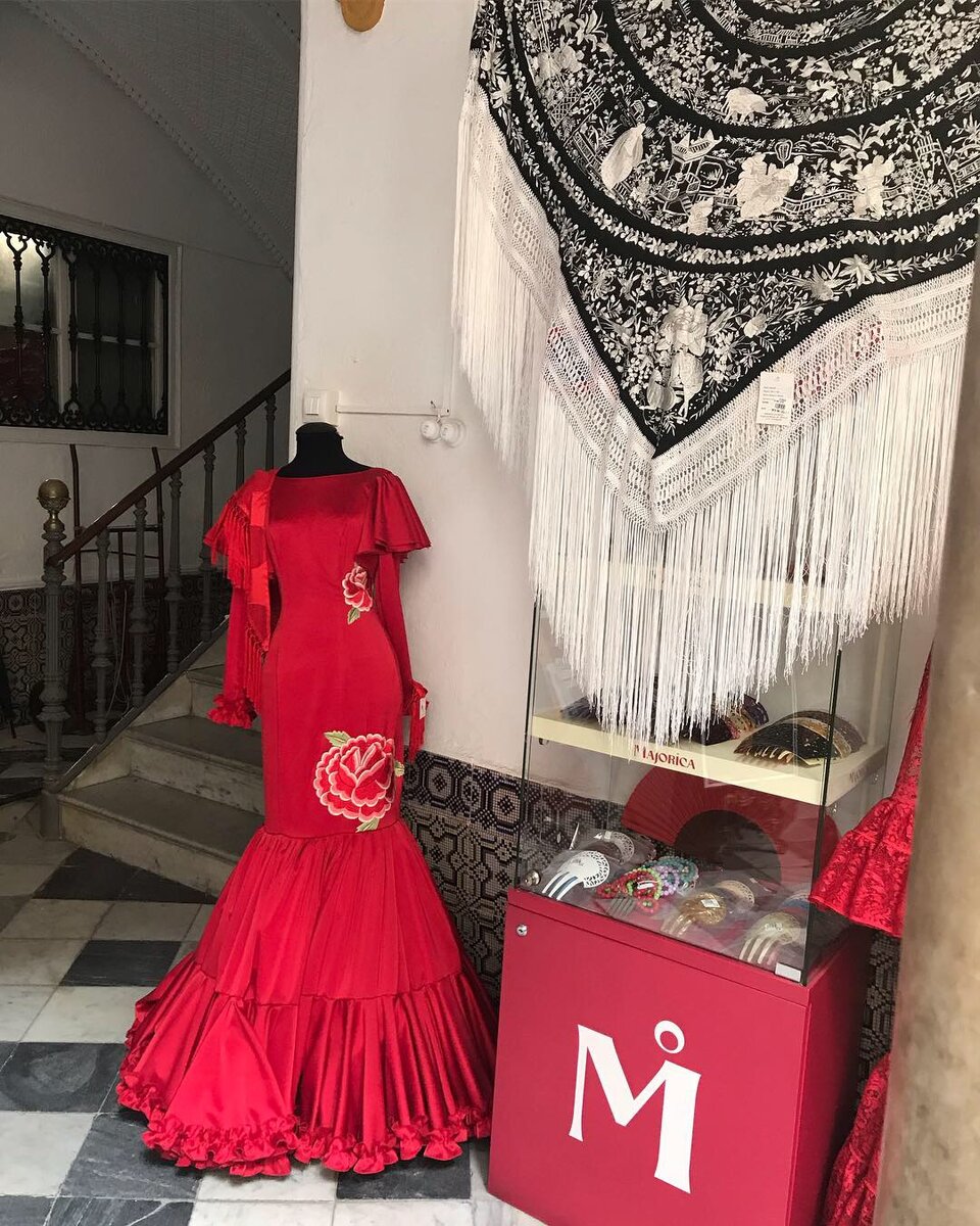 Традиционное платье для фламенко - самого горячего и выразительного испанского танца (Севилья, Испания)