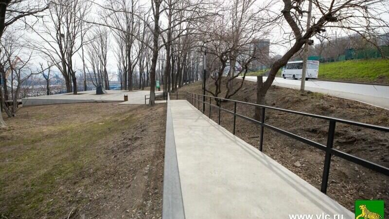     В администрации Владивостока сообщили, что работы по благоустройству придомовых территорий продолжаются по 15 адресам. Специалисты снимают старый слой асфальта, делают основание под новый, занимаются бордюрами, а также устанавливают новые красивые детские площадки.