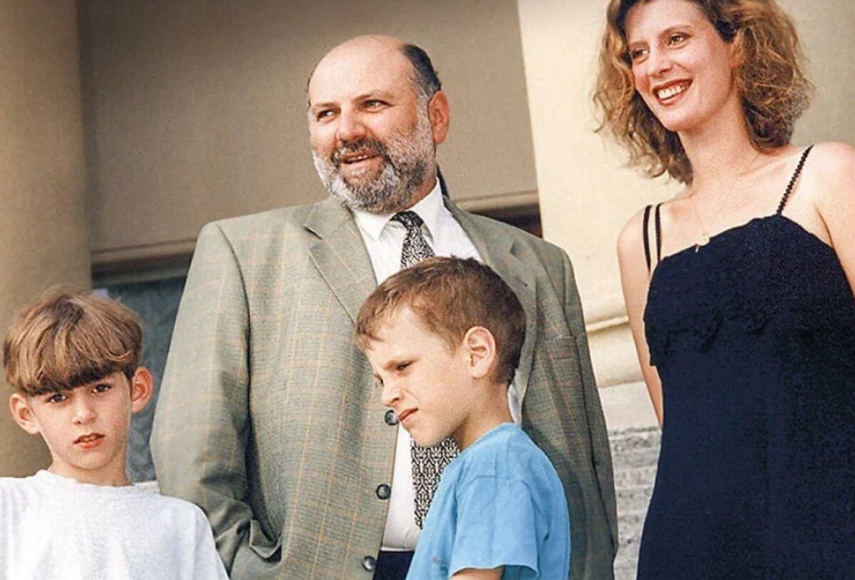 Сергей Газаров с супругой и детьми