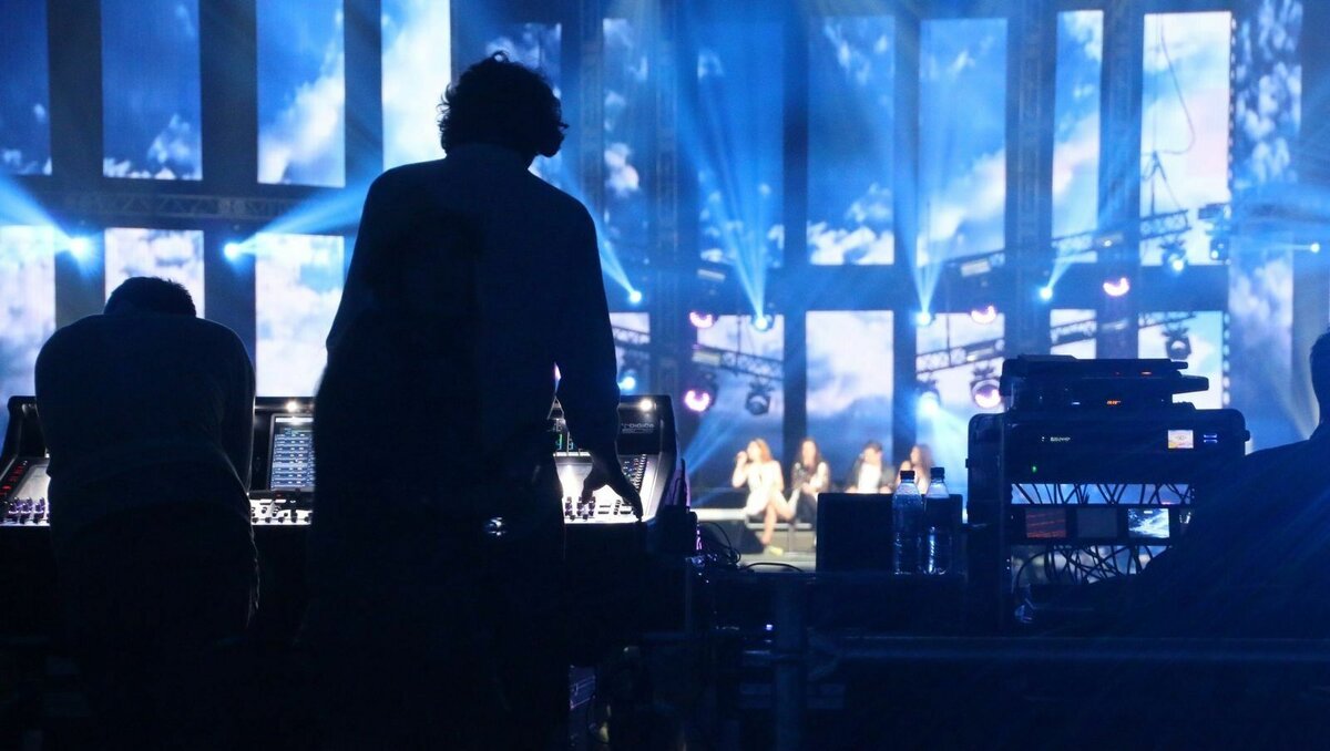     Когда берешь заветный билетик на концерт любимого исполнителя, то уже мысленно начинаешь жить только предстоящим событием. И каково разочарование, когда артист, от которого ты фанатеешь берёт и отменяет своё выступление… Сразу хочется сдать билет, разлюбить его творчество и разозлиться…