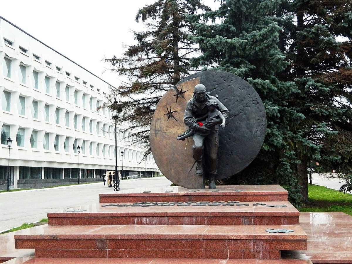 Памятник Герою России Д. Разумовскому в г. Ульяновске.