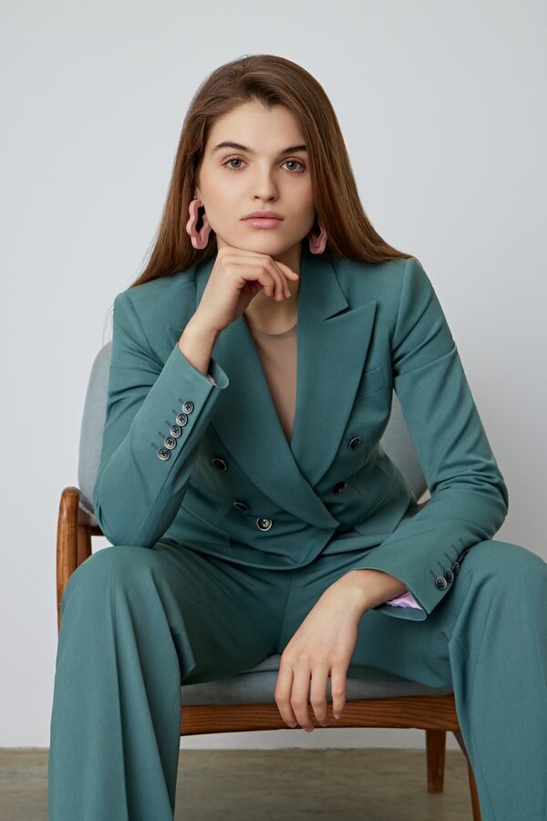 Классический двубортный жакет может стать акцентным благодаря острым широким лацканам.