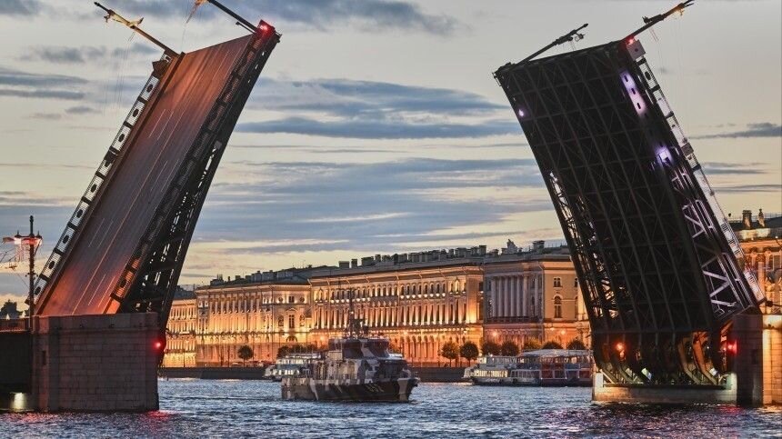 Какое событие связано с дворцовым мостом