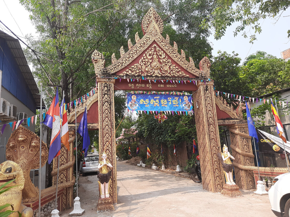 Встречает такая арка на входе