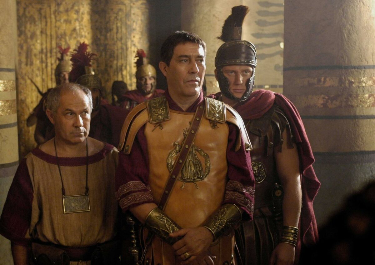Кадр из сериала «Рим». Раб Цезаря носит на шее табличку с именем владельца.