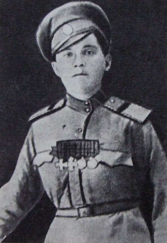 Младший унтер-офицер Антон Тихонович Пальшин, она же Антонина Тихоновна Пальшина (1897-1992). На груди - два Георгиевских креста и две Георгиевских медали "За храбрость". На погонах - двухцветный шнур, который обозначает, что носитель погон поступил в армию добровольцем. Добровольцы могли сами выбрать род войск для службы.