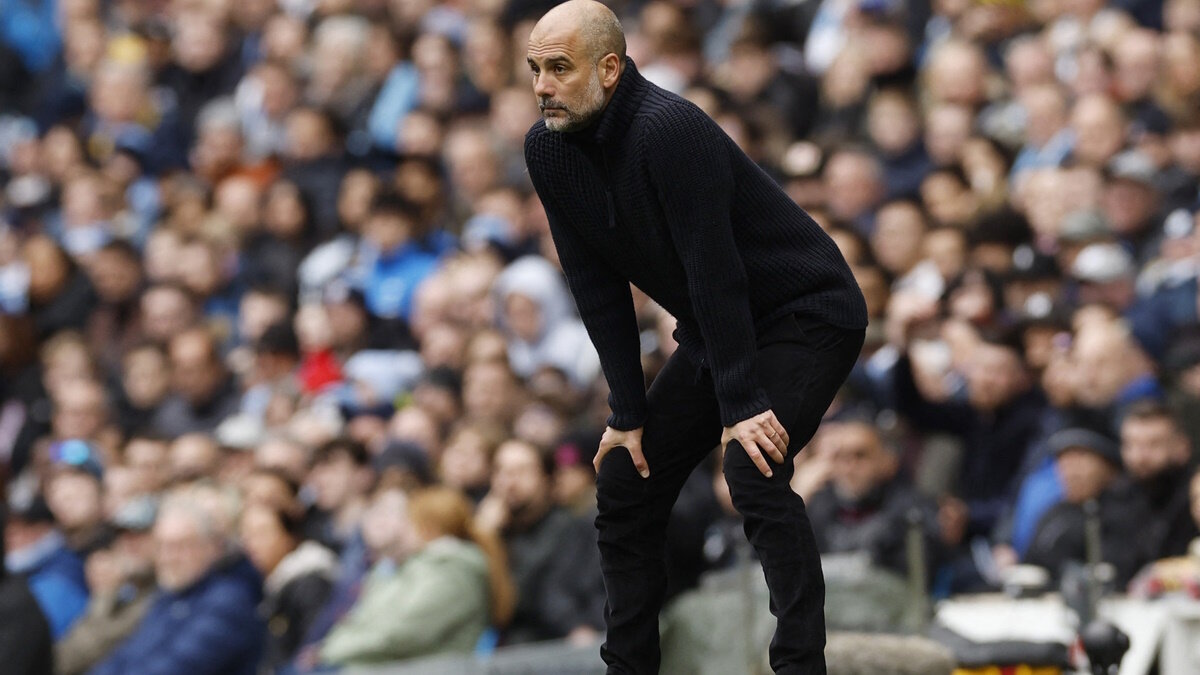    Пеп Гвардиола во время поединка "Манчестер Сити" - "Ливерпуль" внимательно следит за всем. Фото: REUTERS