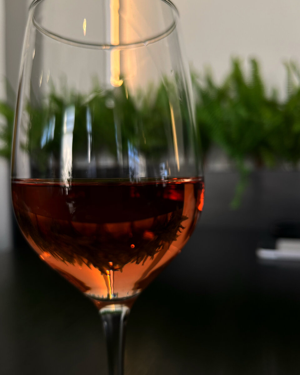 В последние 10 лет произошел самый настоящий бум социальных сетей. И главенствующую роль можно смело отвести Инстаграм. Именно с него пошла мода на селфи, фотографирование красивой еды, пейзажей, животных. Инстаграм настолько плотно вошел в жизнь многих людей, что стал ее неотъемлемой частью. Социальная сеть помогает людям раскрывать себя с новой стороны и зарабатывать более чем приличные деньги. Но в погоне за деньгами, лайками и подписчиками люди стали терять свое настоящее «я»…