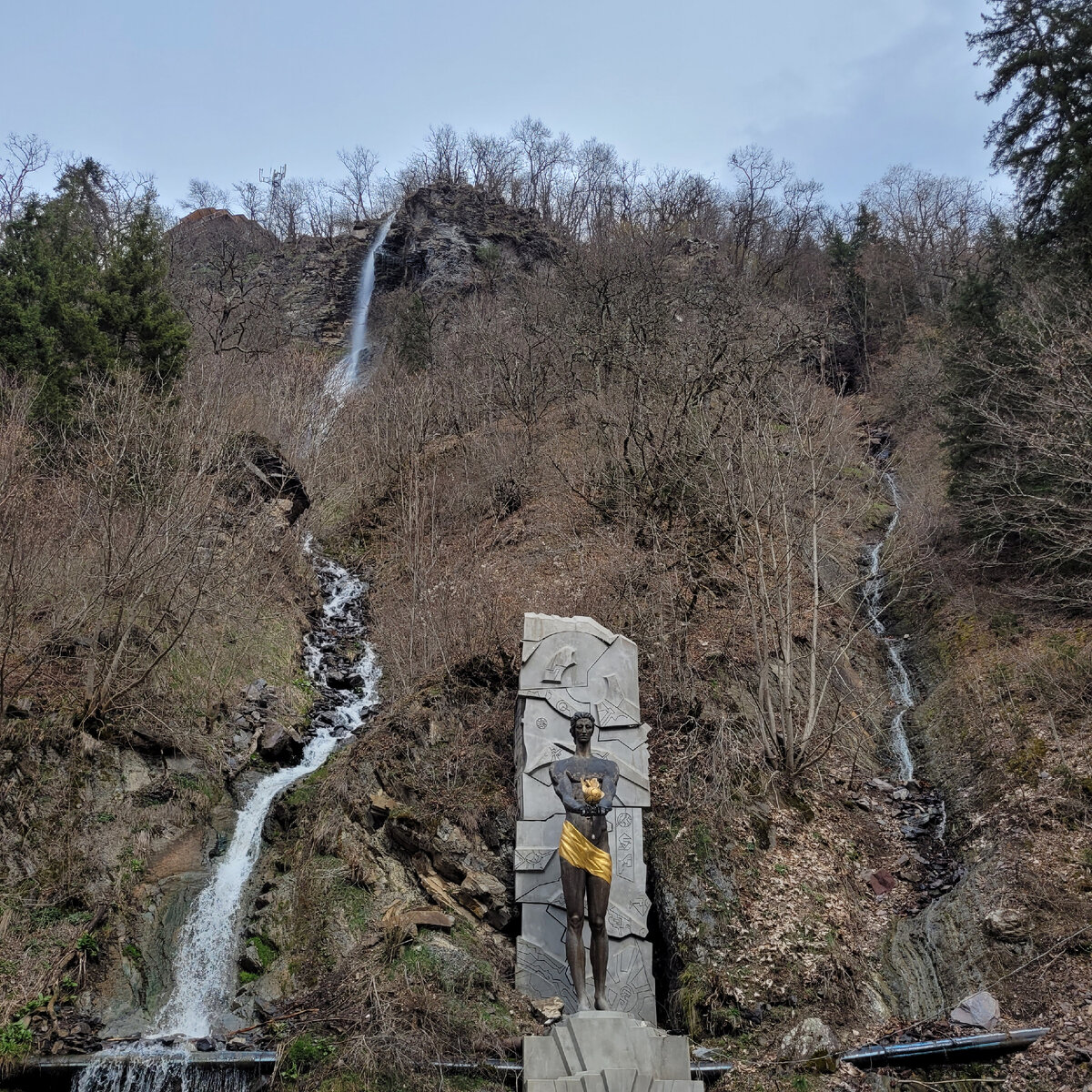 Скульптура, перенесенная из Тбилиси в национальный парк Боржоми, Грузия