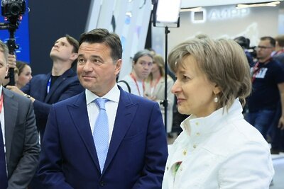    Андрей Воробьев на ПМЭФ-2023 встретился с представителем АО «РЭЦ» ©Константин Семенец Пресс-служба Губернатора и Правительства Московской области