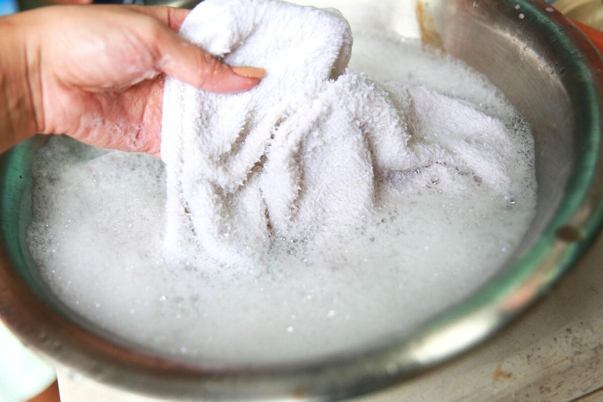 Мокрое полотенце. Отбелить белые полотенца в домашних. Отбеливание кухонных полотенец в домашних. Порошок для ручной стирки кухонных полотенец.