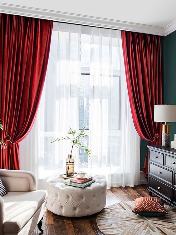 Эффектные портьеры из красного канваса в небольшой гостиной