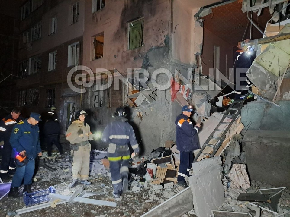     Зафиксировано прямое попадание снаряда в жилой дом. Фото: ДНР Онлайн