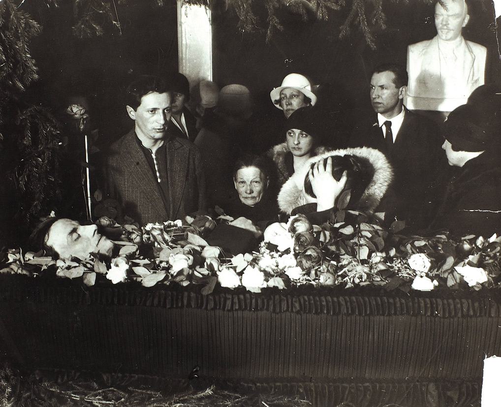 Писатели день смерти. Маяковский 1930 похороны.