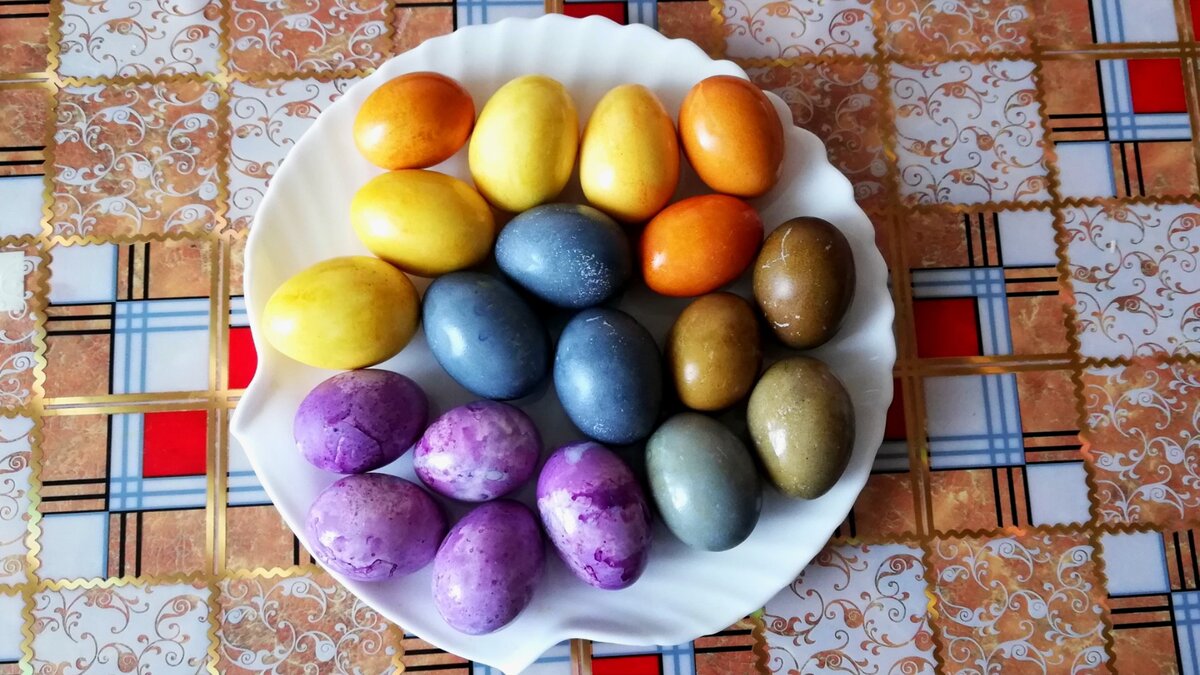 Как красить яйца куркумой. Натуральные красители для яиц. Покраска яиц на Пасху несколькими цветами. Яйца крашенные куркума плюс каркаде. Покрасить яйца на Пасху натуральными продуктами с рисунком.