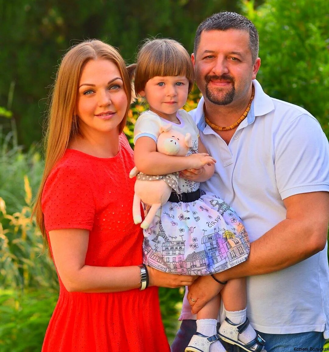 Марина Девятова с мужем и дочкой. Фото: dzeninfra.ru