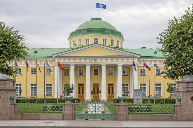    Кто и зачем сорвал флаг Украины у Таврического дворца в Петербурге?
