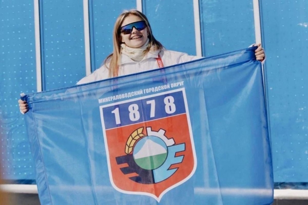    Школьница из Минеральных Вод развернула знамя на Ямале