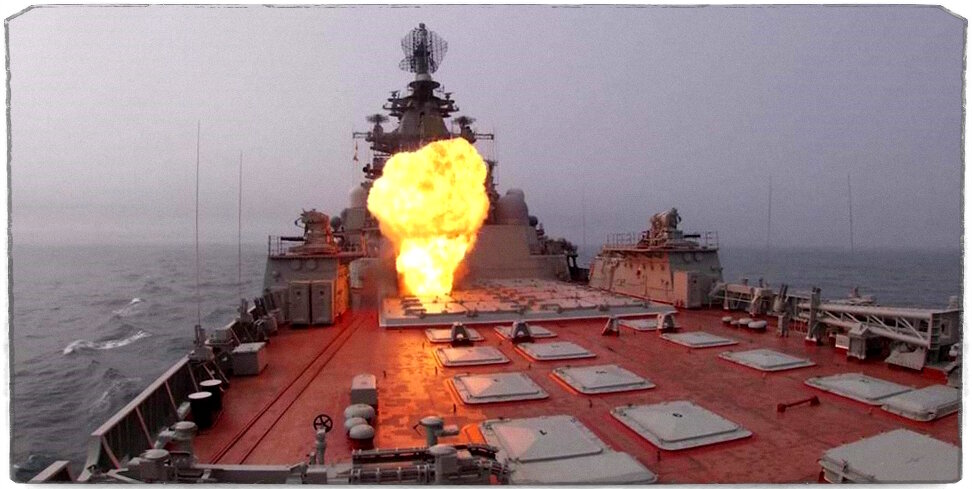 Источник: Минобороны России. Краткий вывод из всего вышесказанного следующий - "Пётр Великий" четверть века безостановочно выполняет задачи по сдерживанию вероятного противника, принимая участие везде, где только можно, что колоссально сказалось на его ресурсе, а неготовность временной замены лишь усугубляет проблему.