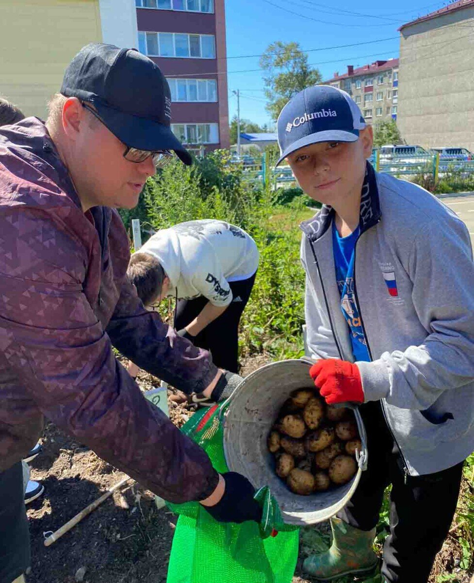 Наставник доволен урожаем с ученической опытной делянки.