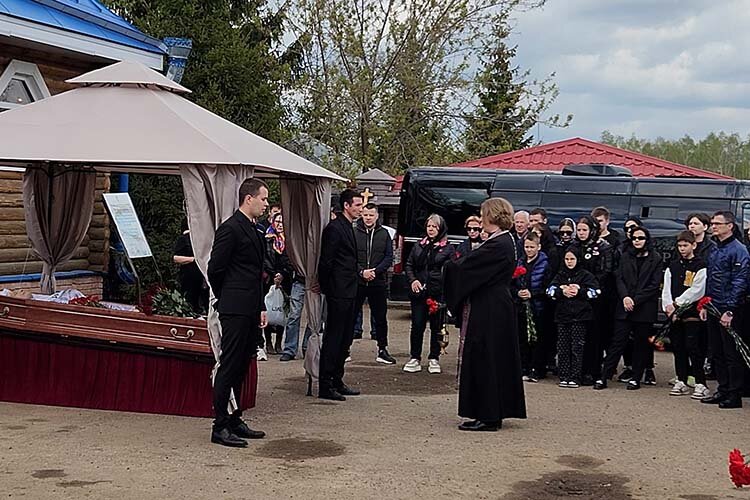    Священнослужитель провел обряд отпевания