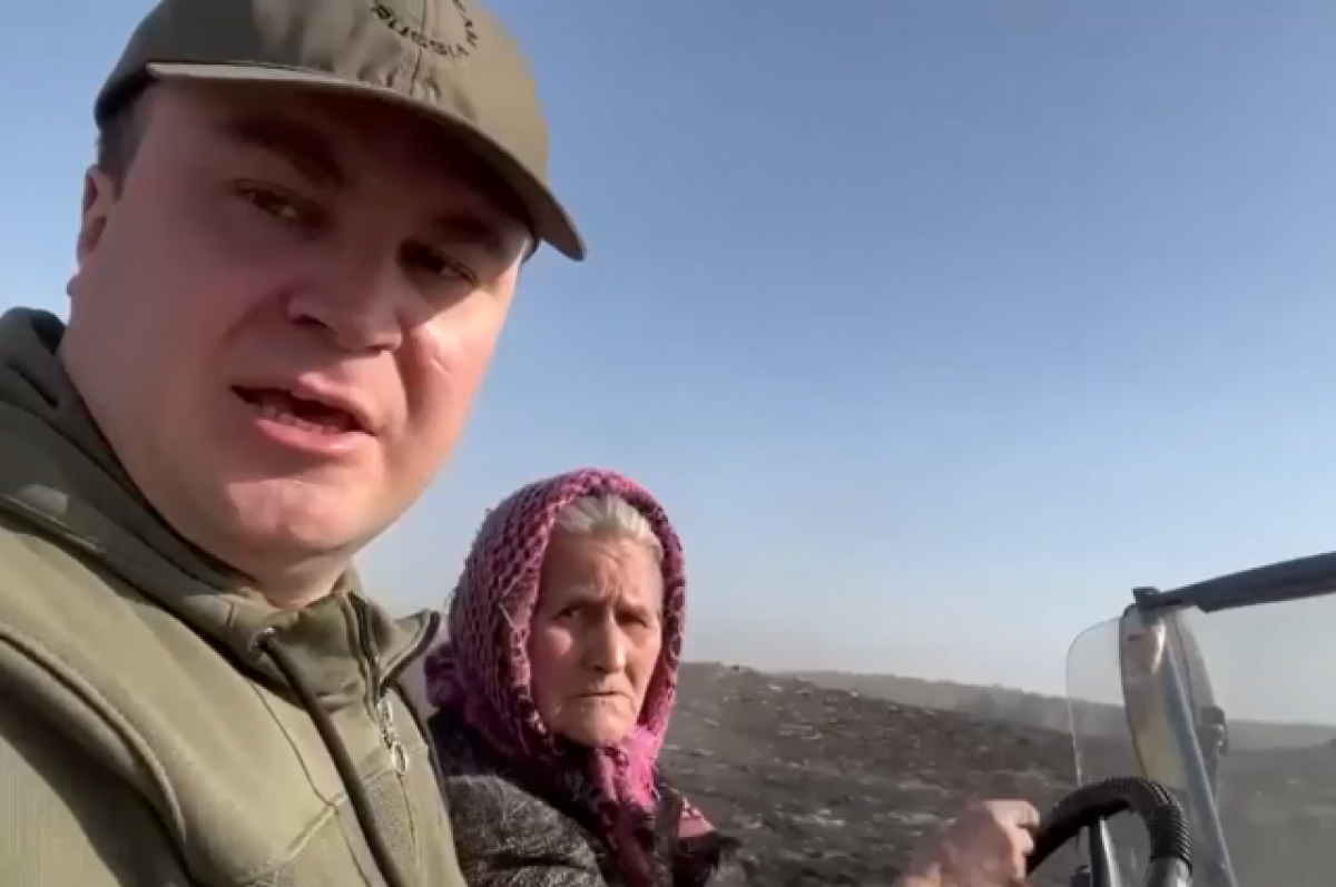    В Сети восхитились бабушкой, возившей Хоценко по сгоревшей деревне