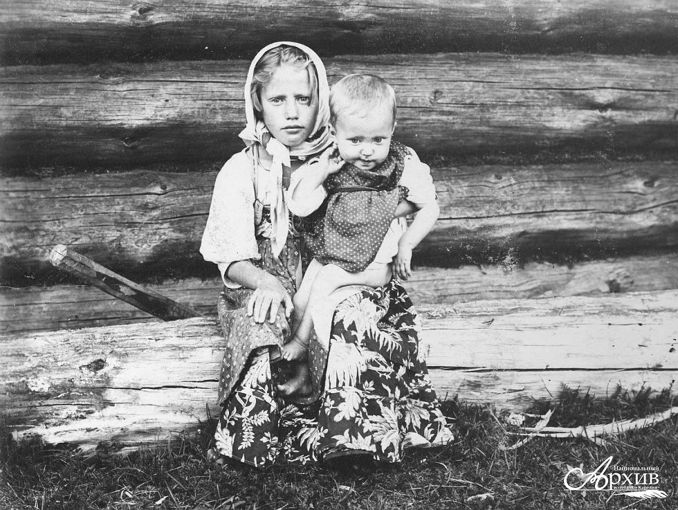 Карельская девочка с ребенком. Повенецкий уезд, 1901 г. Автор съёмки И.А. Никольский 