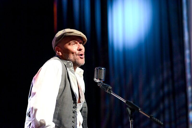 Кадр со съемок сериала «Всем по 50»