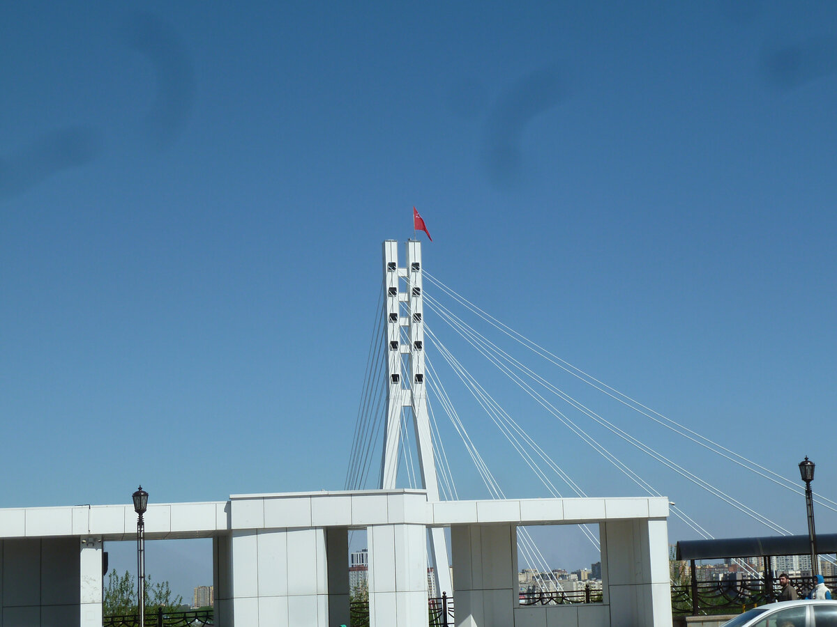 Мост Влюбленных под Красным флагом