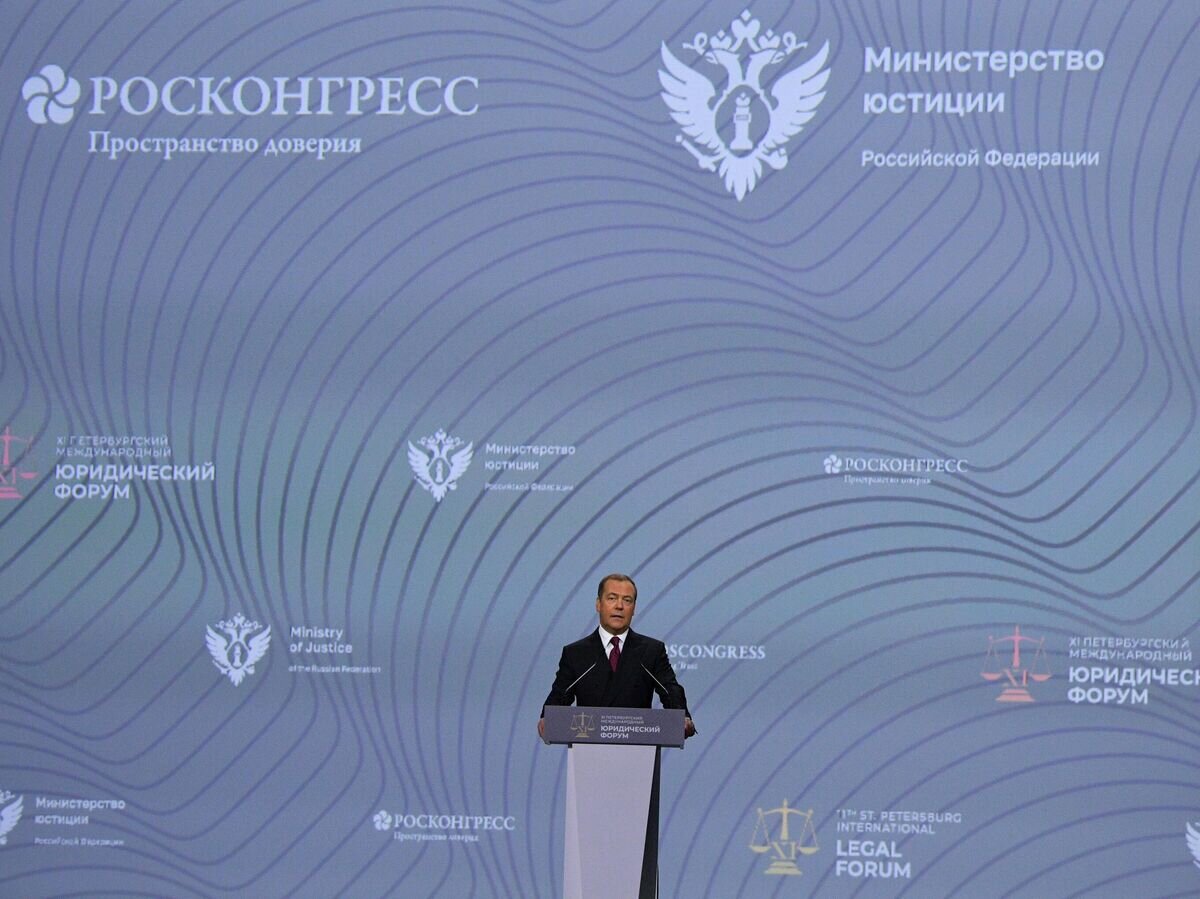    Заместитель председателя Совета безопасности РФ Дмитрий Медведев выступает на ХI Петербургском международном юридическом форуме© РИА Новости / Александр Гальперин