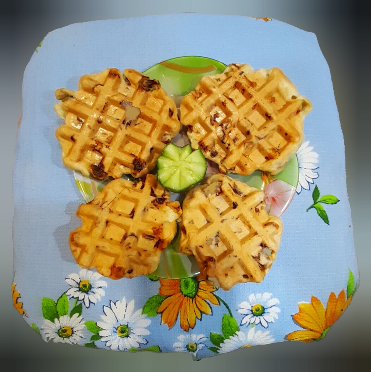 120гр муки универсальный, 1 яйцо, 2ст. л. Масла, 3 ст. л. Воды, 70 гр грибов.   Все хорошо перемешать и выложить в вафельницу, держать до готовности.