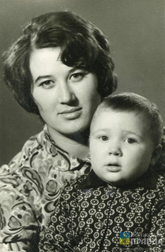 Юрий Щербаков с мамой📷     С гармошкой на цитадель или как казак родом из Волжского столичных режиссеров удивлял
