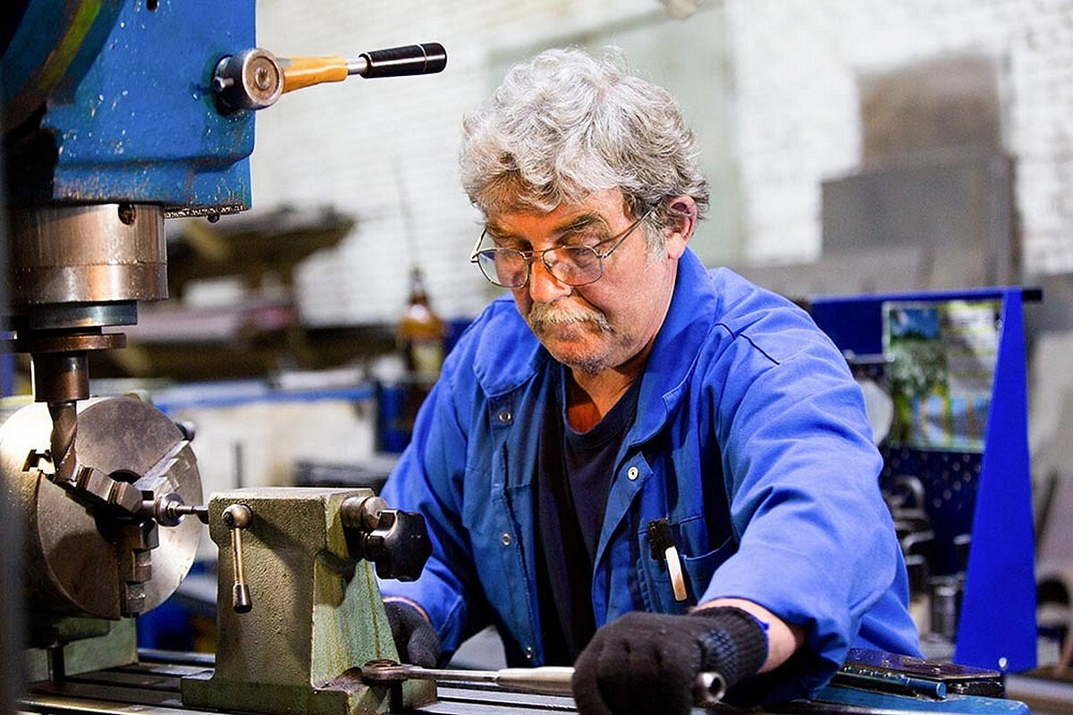 Работающий пенсионер трудоспособен. Мужчина в возрасте за компьютером. Работающие пенсионеры фото. Пенсионный юрист на работе фото. Пенсионер на заводе.