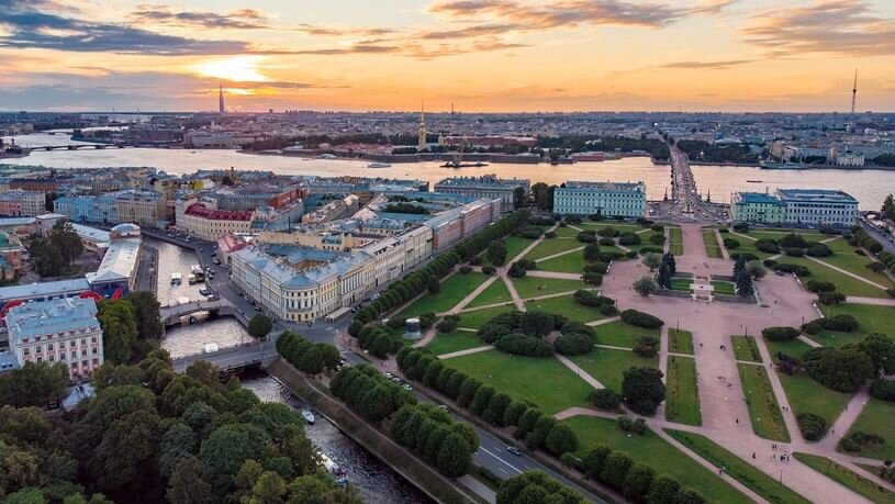 Марсово поле, Петропаловская крепость, Троицких мост, Лахта центр, Биржевой и Тучков Мост всё это и не только, можно увидеть на данной фотографии взятой из свободных источников, а что вы для себя обнаружили, пишите в комментариях!