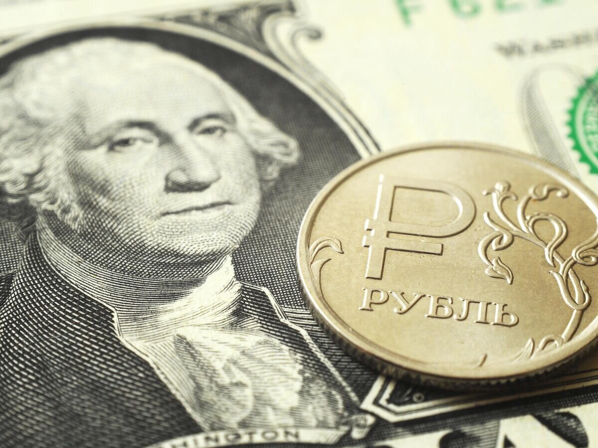   Российский рубль и американский доллар© РИА Новости / Алексей Сухоруков