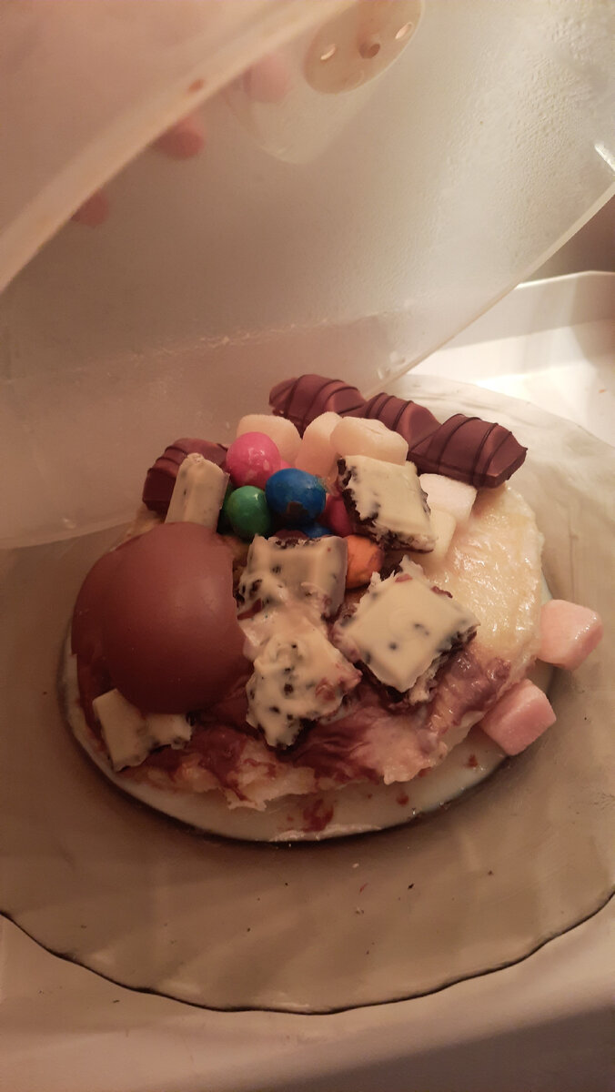 Охлаждается в холодилтнике, пока виновник торжества спит